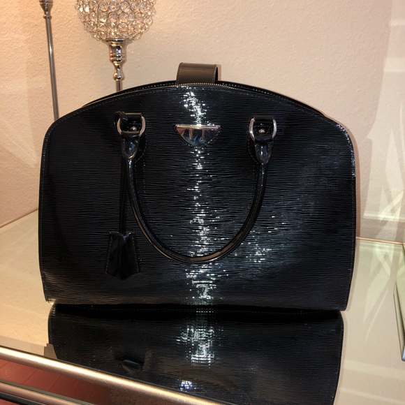 Louis Vuitton Handbags - Authentic Louis Vuitton